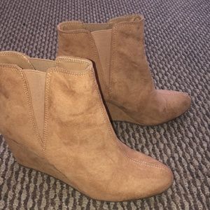 tan boots/heels